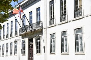 EDIFICIO_SEDE_MUNICIPIO_COM_BANDEIRAS