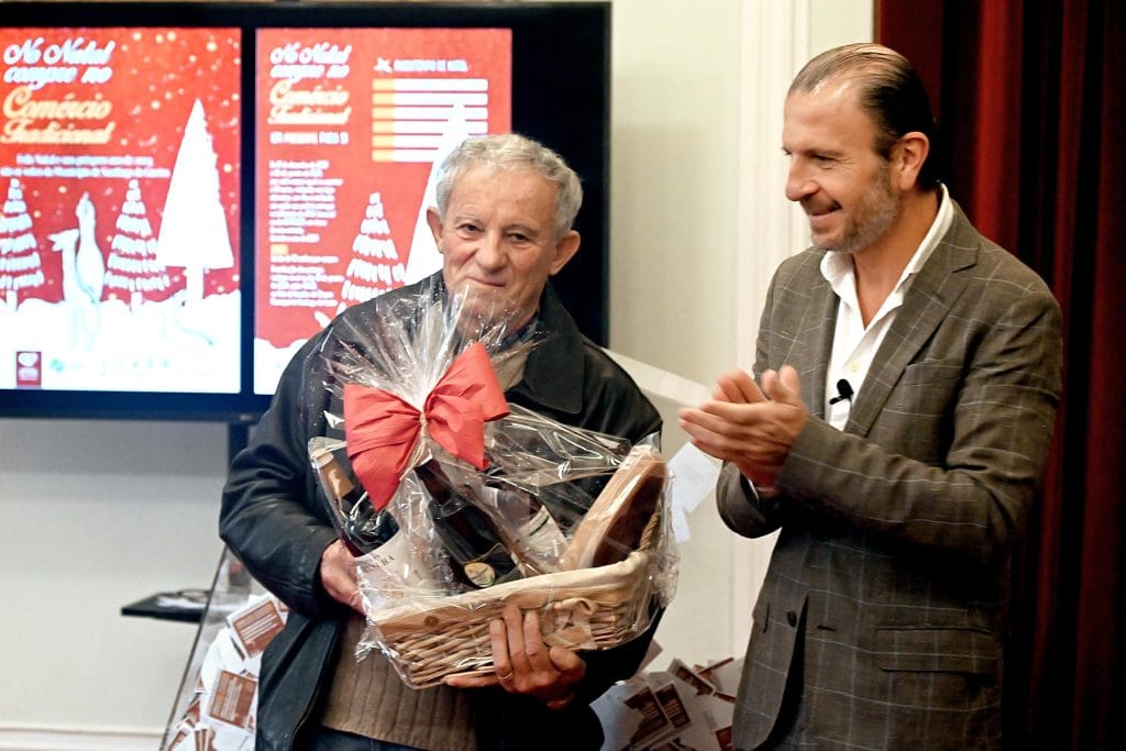 SORTEIO_NATAL_COMERCIO_TRADICIONA entrega de lembrança a Fernando Matias