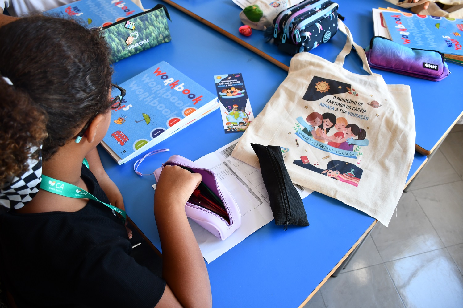 20250915_ENTREGA_LIVROS_FICHAS_ALVALADE_foto_CMSC_AS (8)