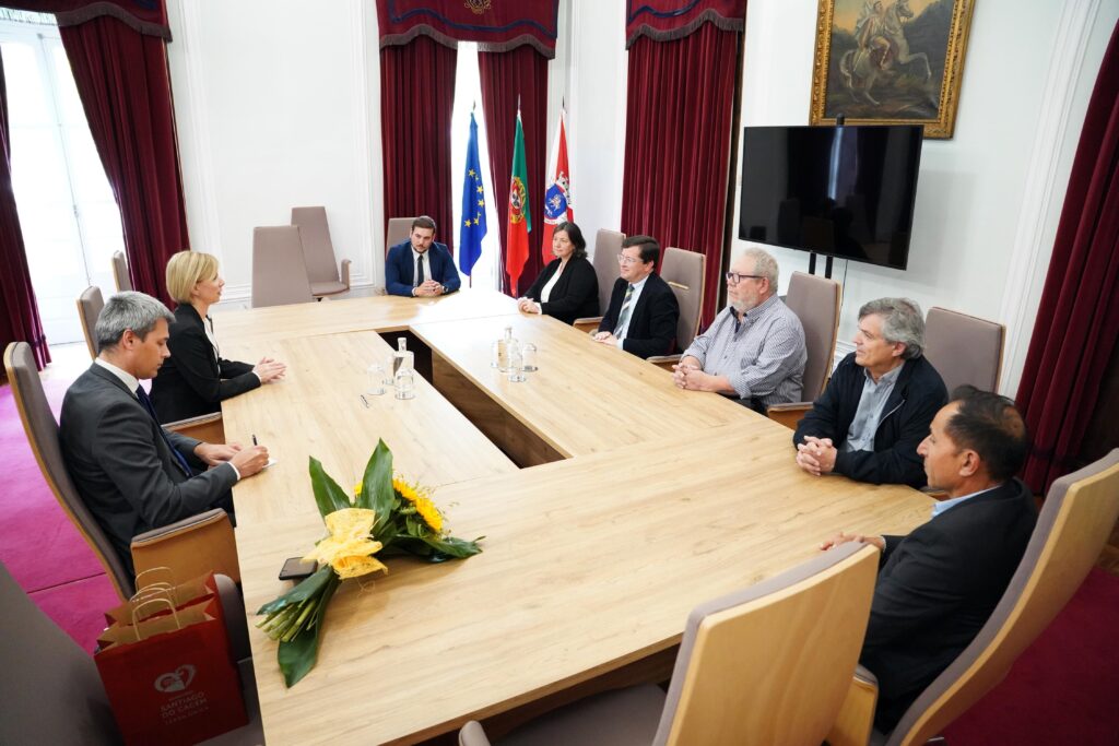 20260421_EMBAIXADORA_HUNGRIA_RECECAO_CMSC_SANTIAGO_CACEM_foto_CMS_PCC_sel