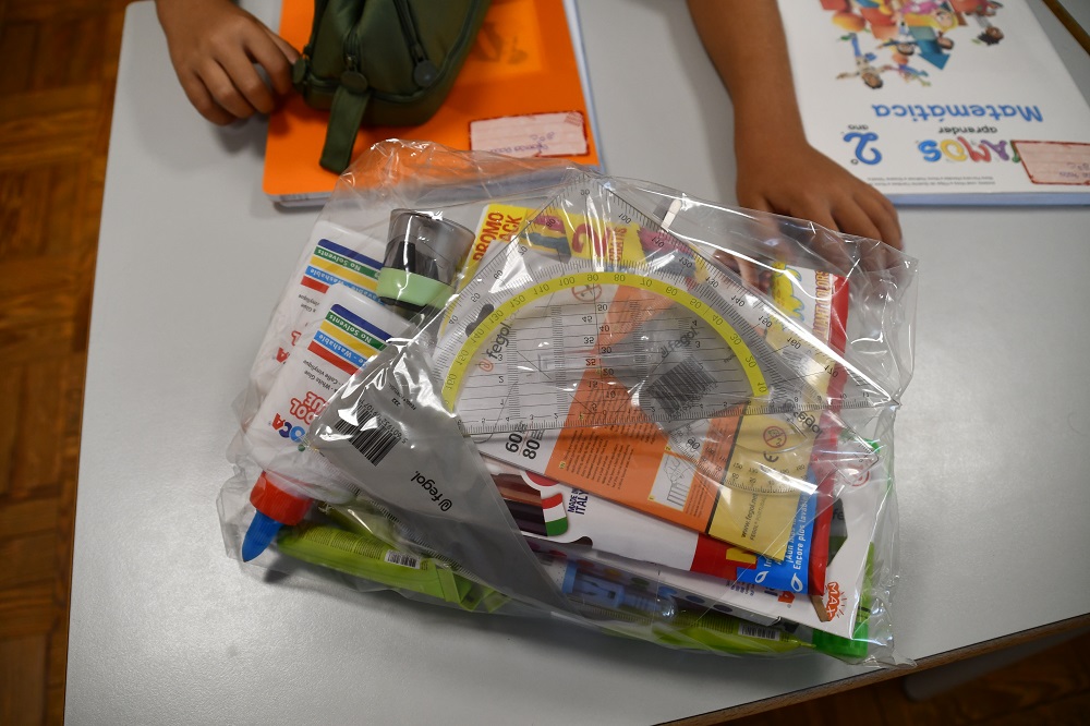entrega de material escolar